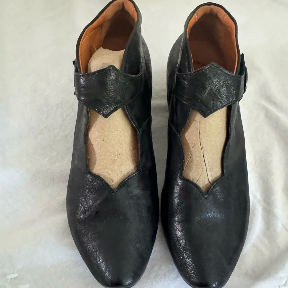 Think! Black Leather Women's Shoes Size 40/9